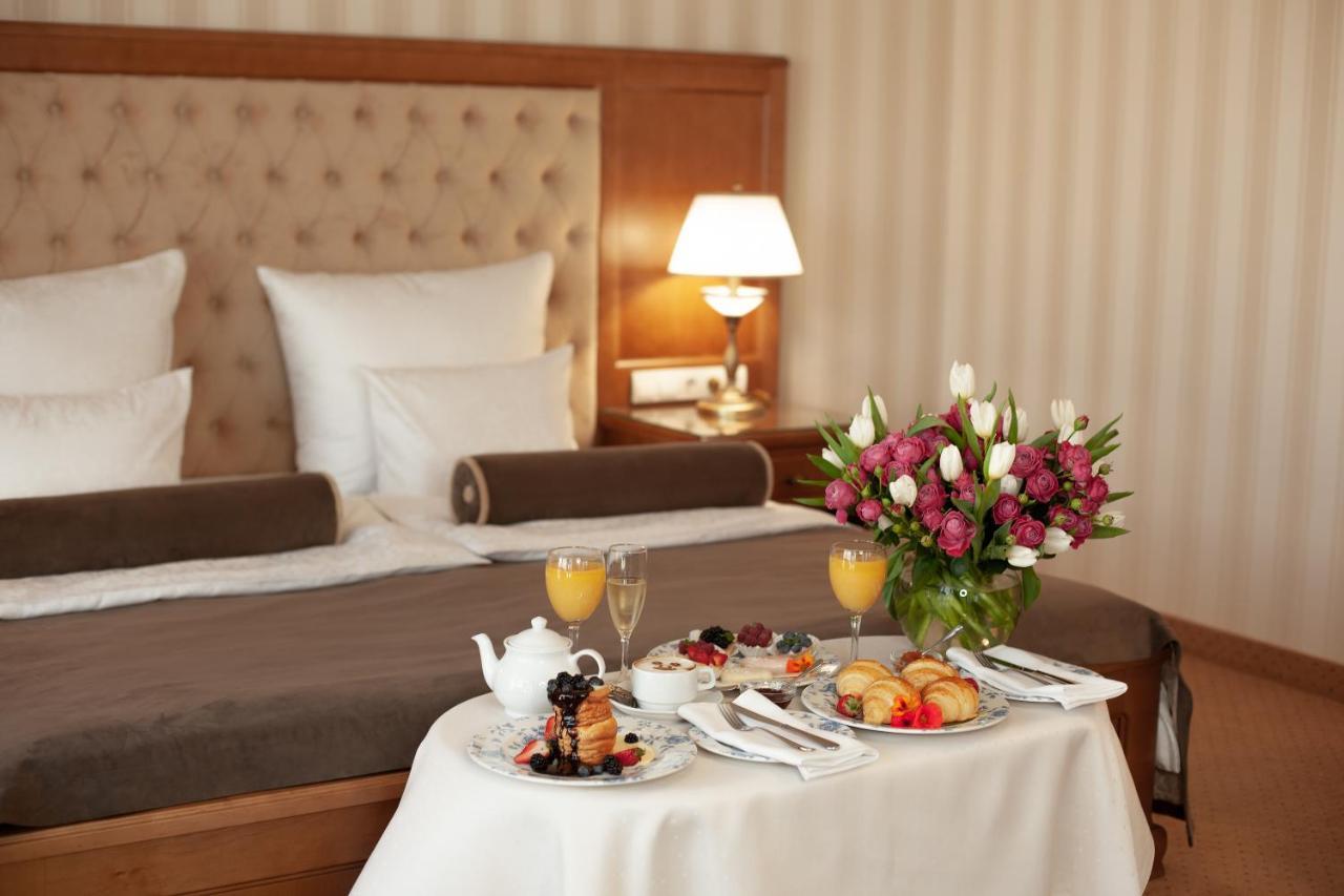 Nadiya Hotel Ivano Frankivsk Bagian luar foto
