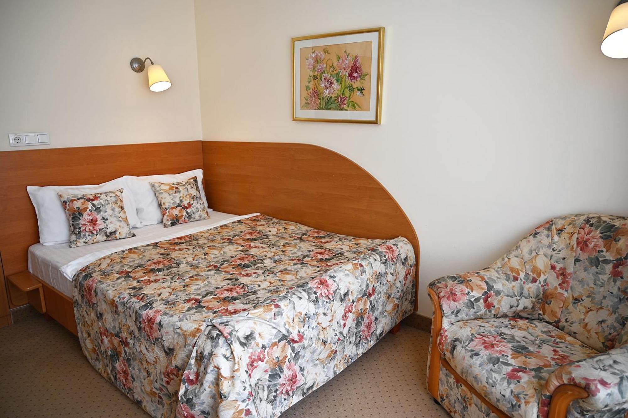 Nadiya Hotel Ivano Frankivsk Bagian luar foto